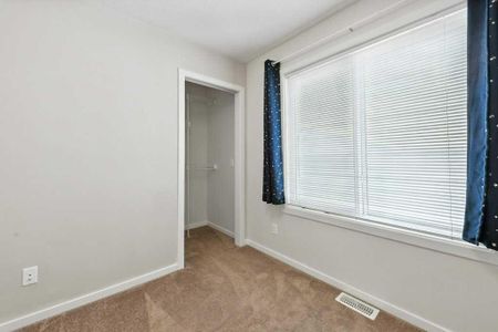 Quiet & Contemporary 3 Bed Townhouse | Close To Cross Iron Mall. Garage & A/C Included - Photo 2