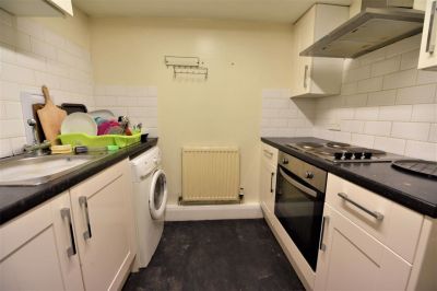 12 bedroom House in Flat A & B & C, Leeds - Photo 3