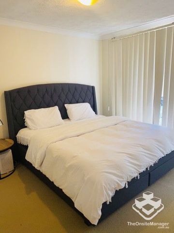 Furnished Three Bedroom Two Bathroom Apartment Living in Garden City - Photo 4