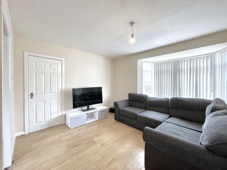4 bedroom semi-detached house to rent - Photo 4