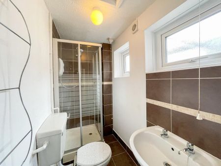 2 bedroom end of terrace house to rent - Photo 3