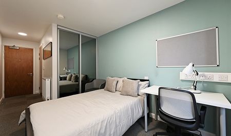 Top spec 3 bedroom apartment with ensuite bathrooms - Photo 4