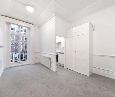 A studio apartment with a private balcony, own kitchen and shared b... - Photo 1