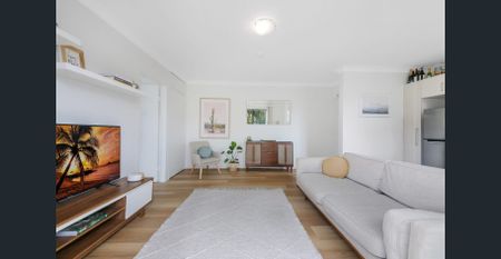 Top floor renovated apartment - Photo 4