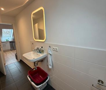 Moderne & helle Dachgeschosswohnung mit Wohnküche – 55 m² - Photo 3