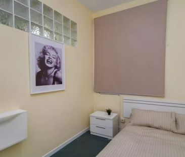 Room in a shared 10-bedroom apartment for rent in Trafalgar, Madrid - Foto 5