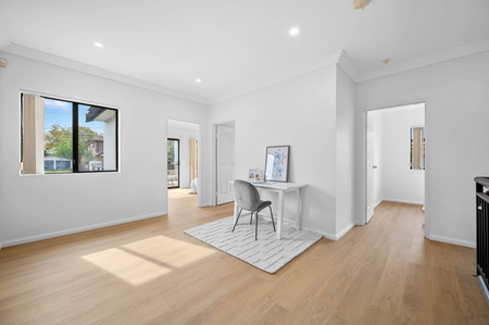 Stylish & Convenient Apartment in Quiet Allawah Pocket - Photo 2