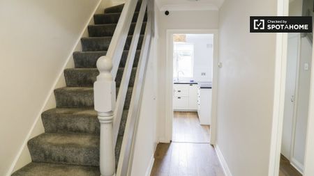 Room for rent in 4-bedroom house in Stoneybatter, Dublin - Photo 4