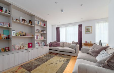 4 bedroom end of terrace house to rent - Photo 2