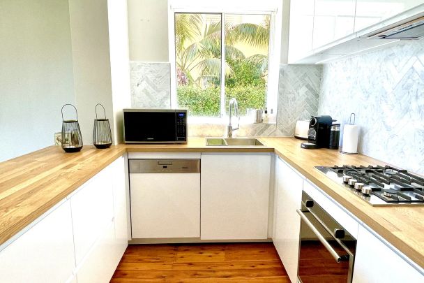 Executive Fully Furnished Apartment With Direct Harbour Outlook - Photo 1