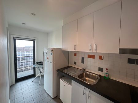 Fully Furnished 2-Bedroom Apartment in Melbourne’s Vibrant Hub - Photo 4