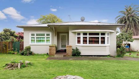 Large bungalow in the heart of Otahuhu! - Photo 4