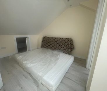 3 Bed Flat, Ilford Lane, IG1 - Photo 3