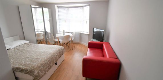 Flat 4, Woodside, Bournemouth, BH1 - Photo 2