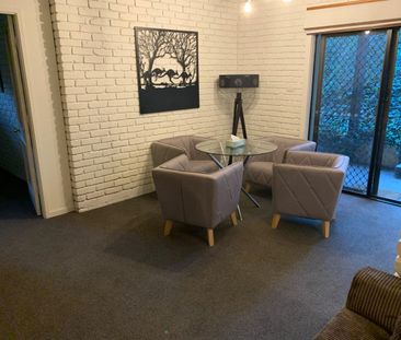 Furnished, quiet, spacious apartment, 5 minutes drive from town - Photo 1