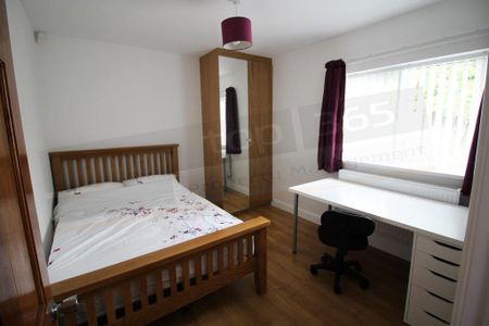 6 bedroom semi-detached bungalow to rent - Photo 3