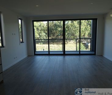 STYLISH THREE BEDROOM TOWNHOUSE - Photo 2