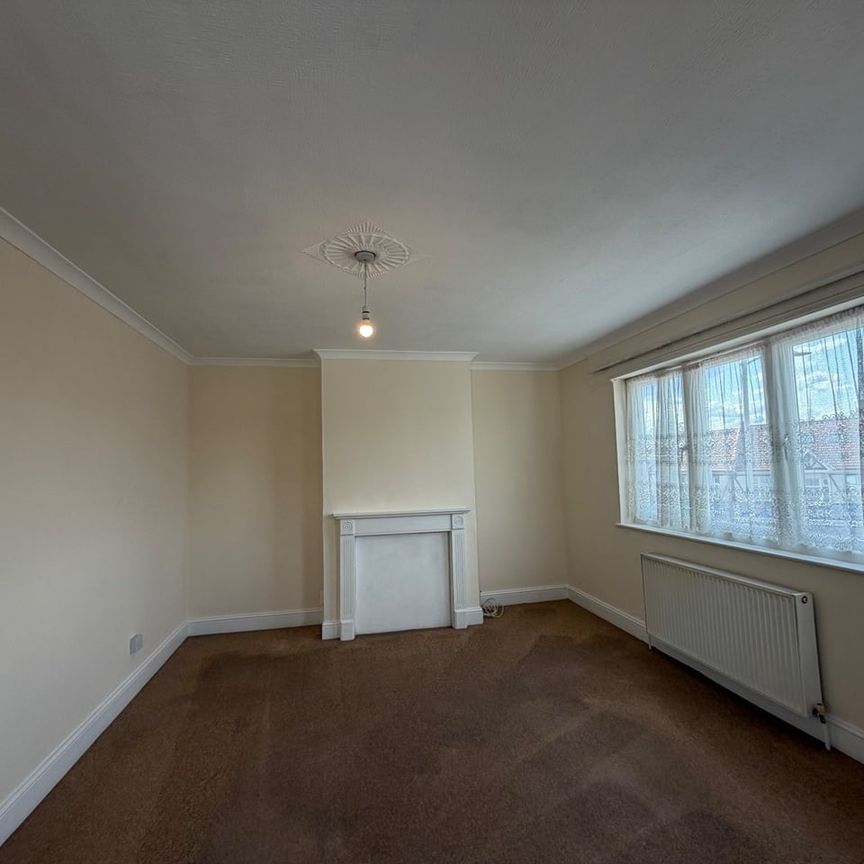 2 Bed Flat, Cranbrook Road, IG6 - Photo 1