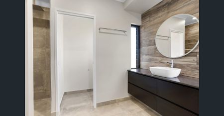 Executive home in quiet culdesac - Photo 5