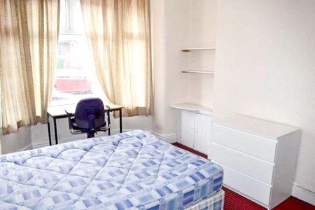 4 bedroom terraced house to rent - Photo 2