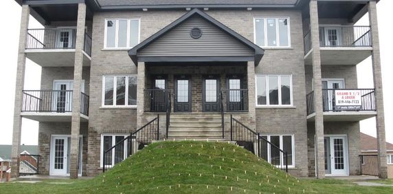 GRAND 5 1/2 A LOUER - Photo 2