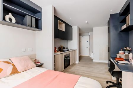 Large Studio Upper Level - Photo 3