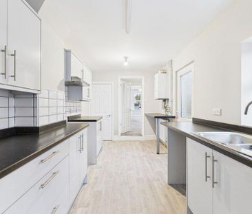 3 bedroom semi-detached house to rent - Photo 6