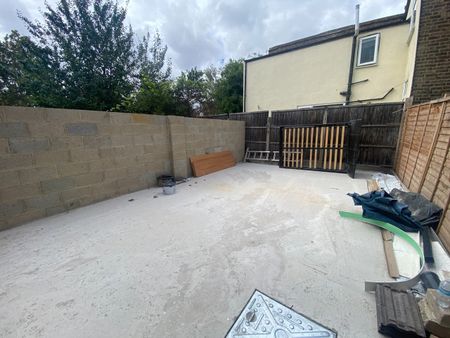 Room in a Shared House, Redriffe Road, E13 - Photo 5