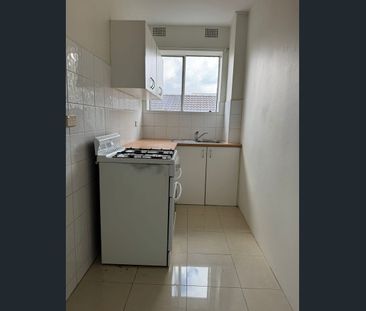 Spacious 1-Bedroom Apartment in Kingsford - Photo 5