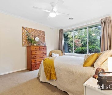 Three bedroom home with solar panels - Photo 3