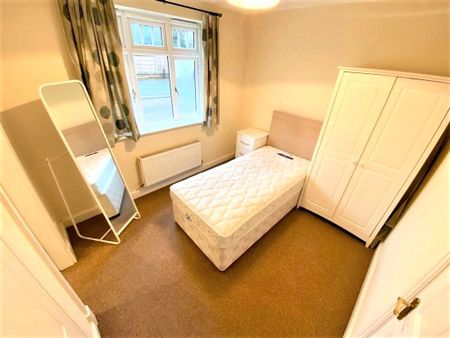 St James Court, 4 Moorland Road, Didsbury, Greater Manchester, M20 6AZ - Photo 2