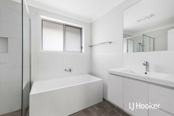 Beautiful 4 Bedroom Home - Available Now! - Photo 1