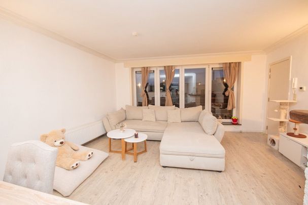 Modern gerenoveerd 1-slaapkamer appartement met berging en terras in Waregem - Photo 1