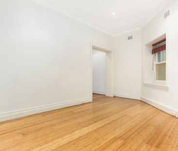 Boutique 1 bedroom apartment with shared courtyard. - Photo 4