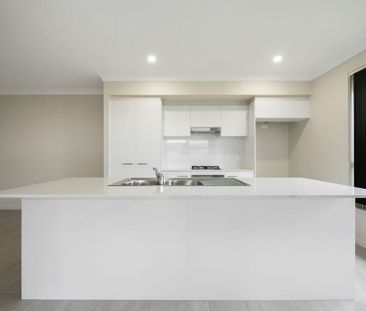 Modern unit with location conveniences - Photo 2