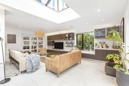 6 bedroom detached house to rent - Photo 5