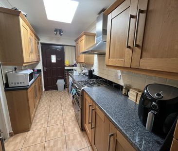 4 bedroom semi-detached house to rent - Photo 6