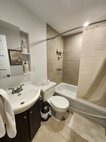 Magnifique logement d' une chambre complètement rénovée et meublée - Tout Inclus. - Photo 2