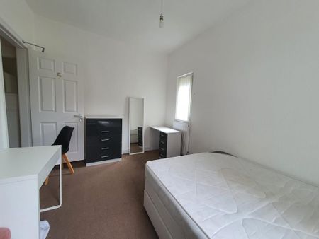 5 bedroom semi-detached house to rent - Photo 2