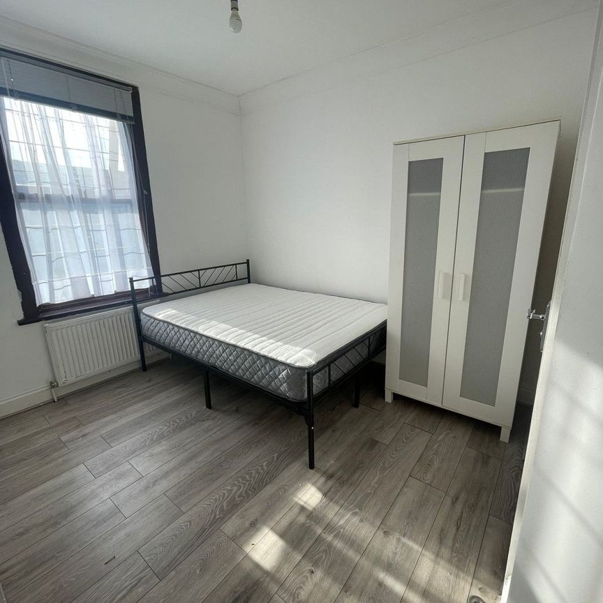 Ensuite room to let close to ilford station-£900 pcm - Photo 1
