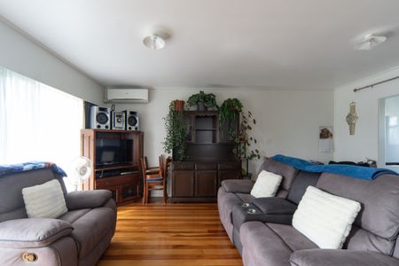 Cozy 2-Bedroom Unit in Great Location (Lawnmowing included) - Photo 4