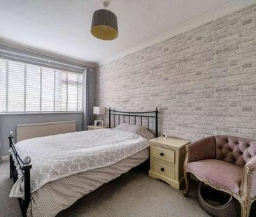 Tudor Drive, Yateley, Hampshire, GU46 - Photo 5