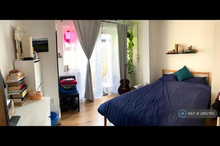 4 bedroom flat to rent - Photo 2