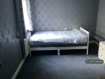 6 bedroom terraced house to rent - Photo 4