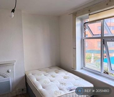 1 bedroom in a house share to rent - Photo 2