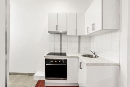 SPACIOUS UNIT IN PRIME LOCATION - Photo 4