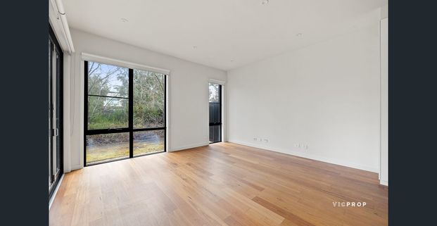 Premium Family Living in Prestigious Tullamore Estate - Photo 1
