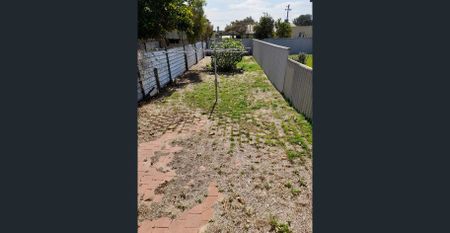 Spacious backyard, beautiful flooring - Photo 4