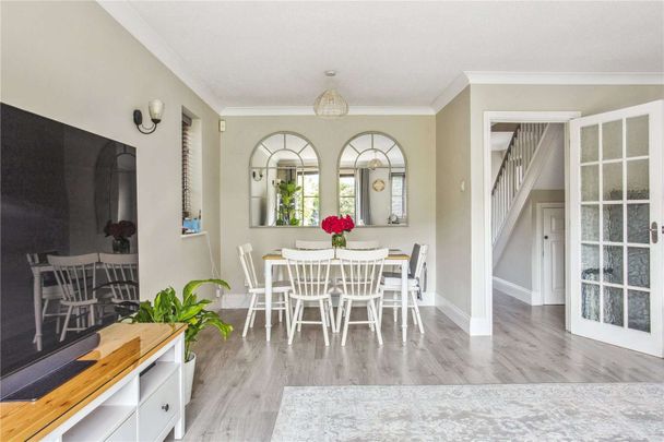 A beautifully presented, detached three bedroom family home with garage. - Photo 1