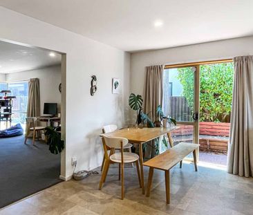 EDGEWARE - THREE BEDROOMS, DOUBLE GARAGE, HEAT PUMP - Photo 2